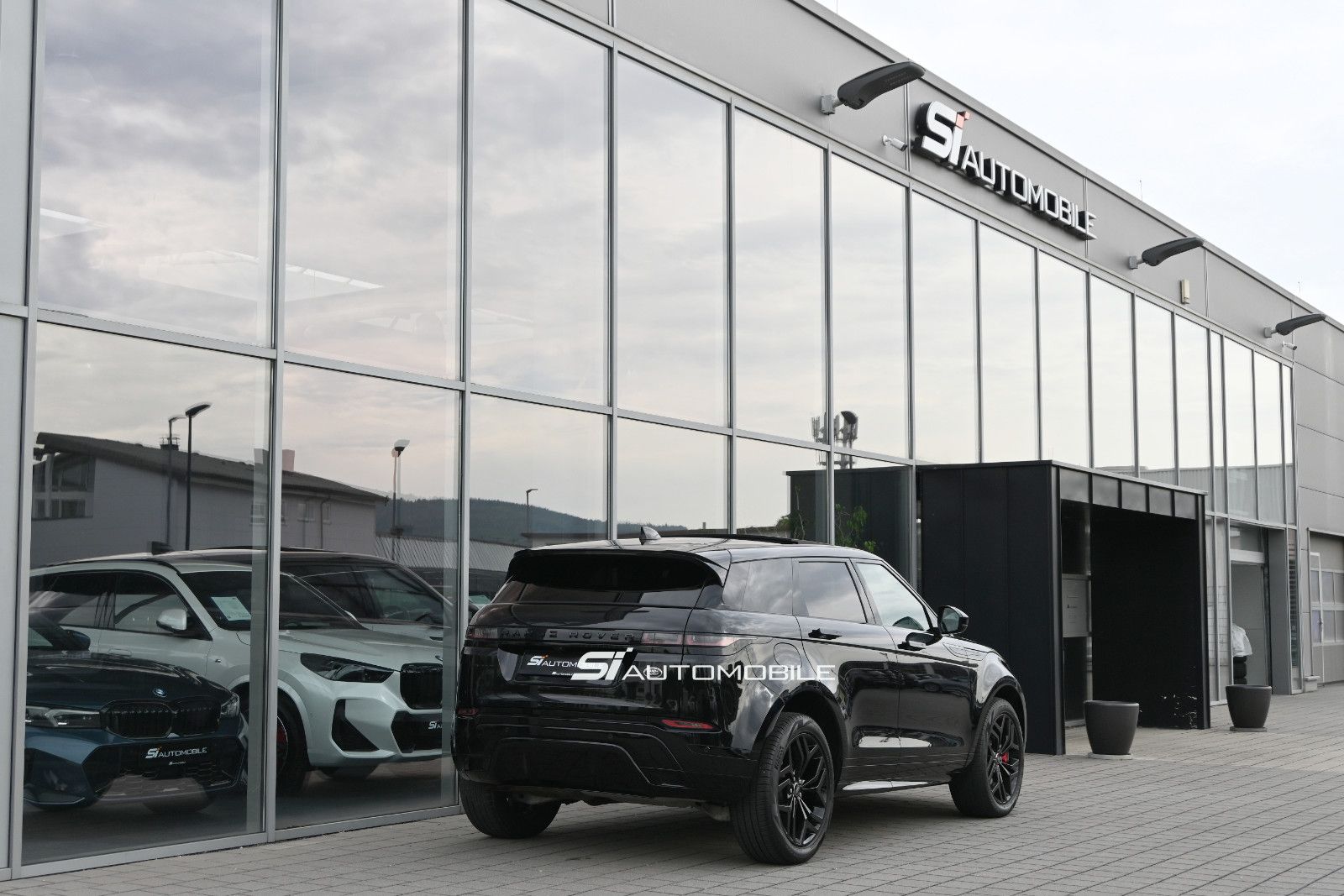 Fahrzeugabbildung Land Rover Range Rover Evoque D200 R-DYNAMIC SE AWD °BLACK°