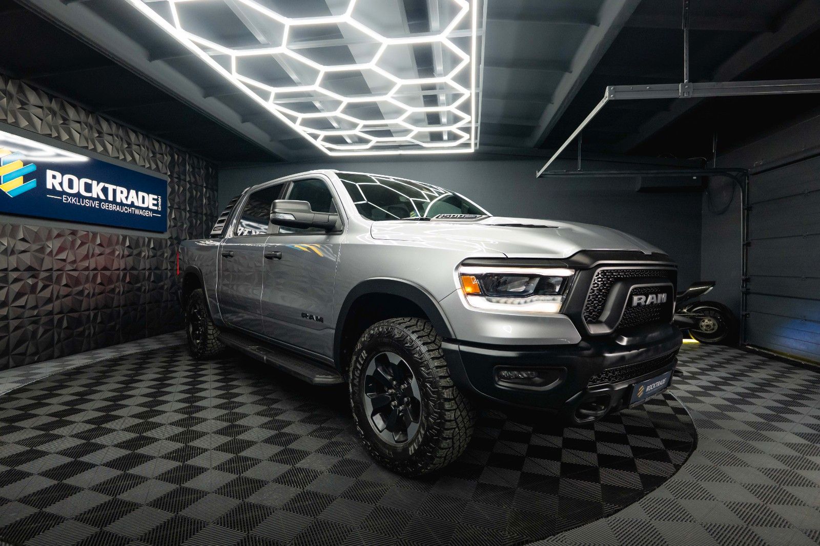 Fahrzeugabbildung Dodge RAM 5.7 V8 HEMI 4x4 REBEL OFFROAD AXLE LOCK 19%