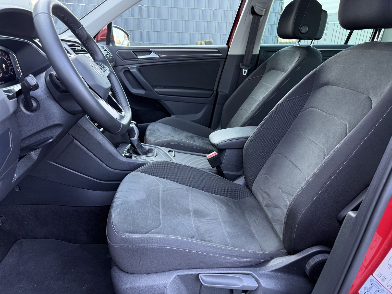 Fahrzeugabbildung Volkswagen Tiguan Elegance eHybrid NAV+LED+AHK+KAM+VCOCKPIT