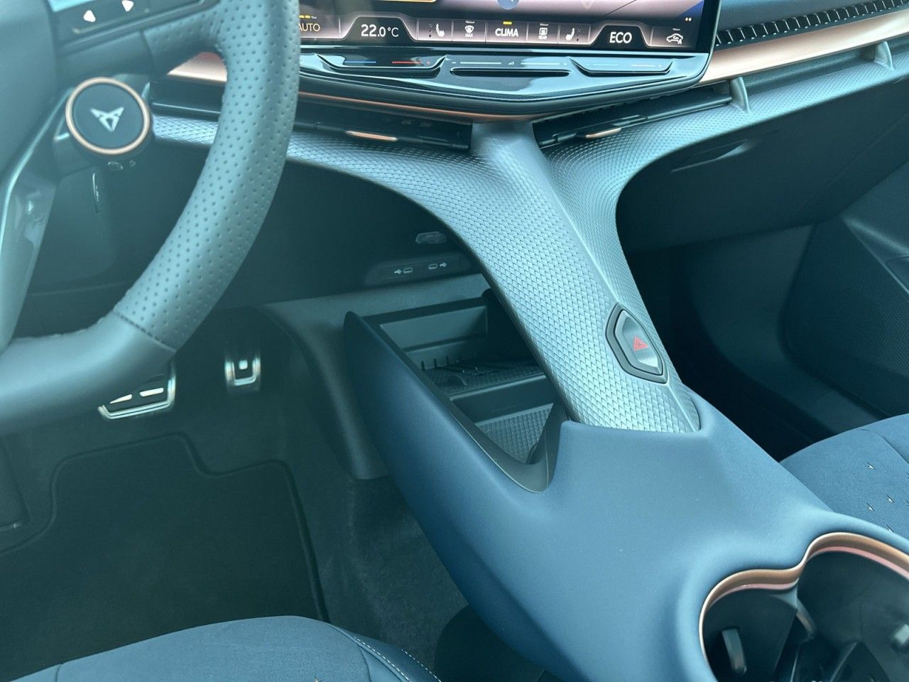 Fahrzeugabbildung CUPRA Tavascan VZ 4Drive 340 PS 77 kWh - mit KI generiert/bearbeitet
