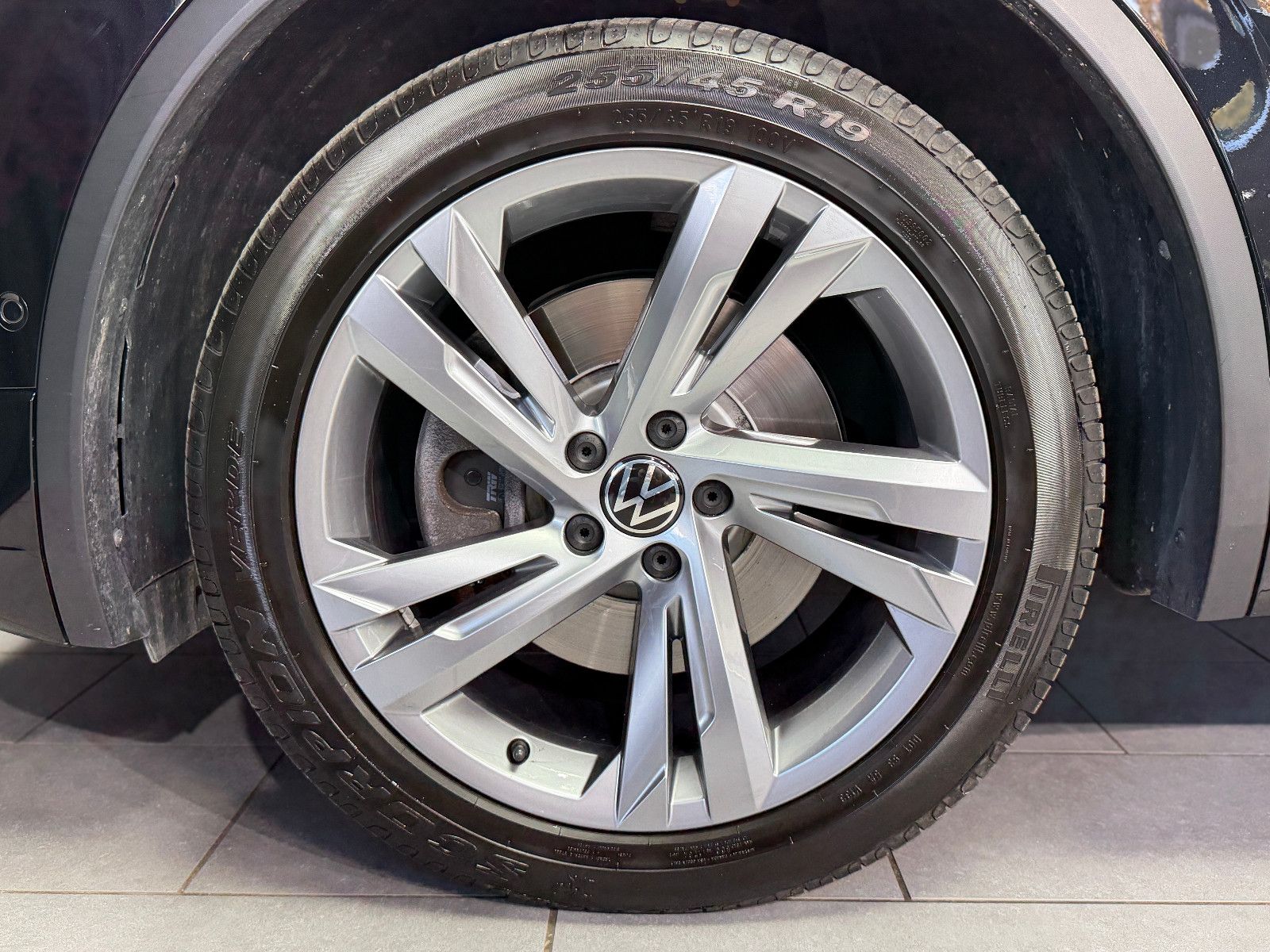 Fahrzeugabbildung Volkswagen Tiguan R-Line 4Motion|PANORAMA|360°-KAMERA|ACC