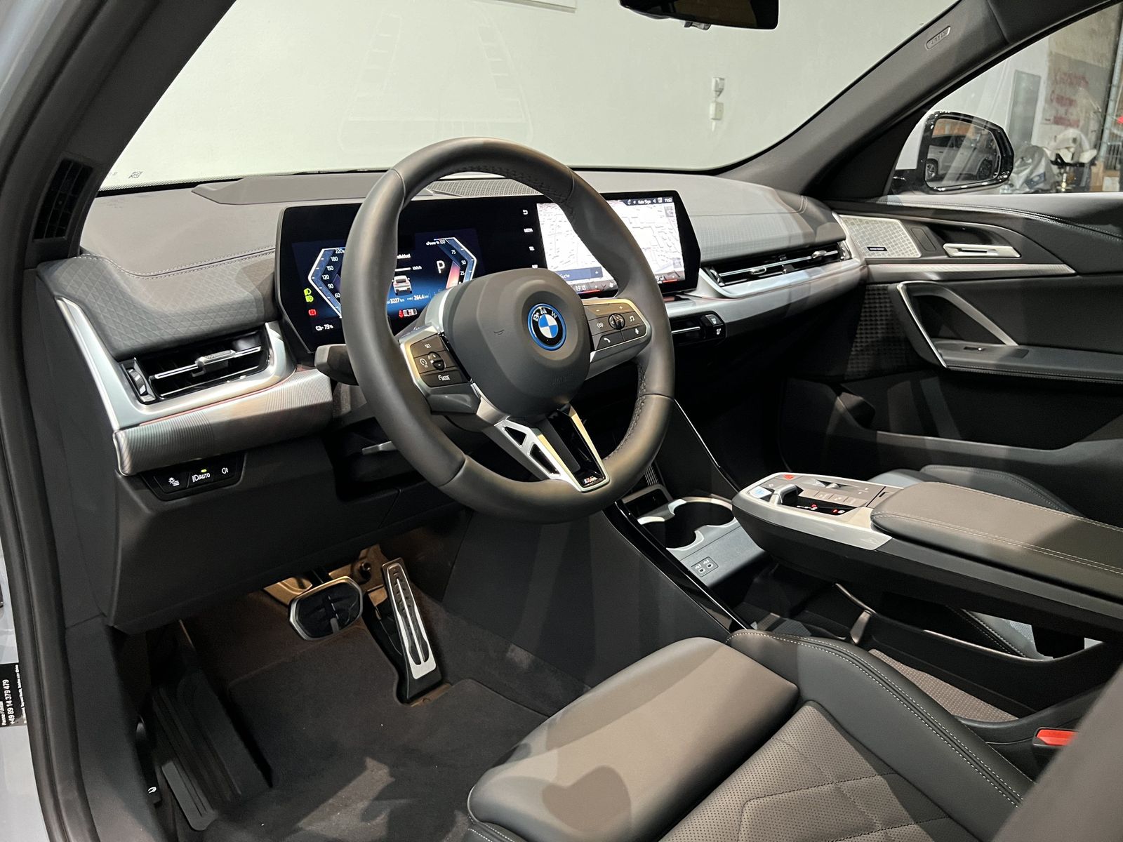 Fahrzeugabbildung BMW iX2 M Sportpaket Glasdach Head-Up