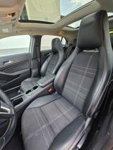 Mercedes-Benz GLA 220 CDI 4MATIC AHK PANO - silberne Mercedes-Benz GLA 220