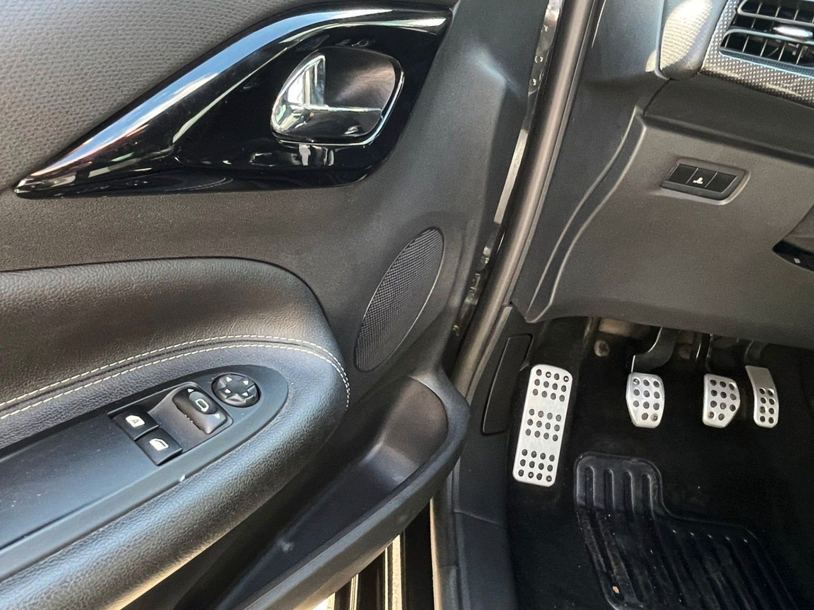 Fahrzeugabbildung Citroën DS3 SportChic 155 THP KIMAAUTOMATIK GANZJ REIFEN