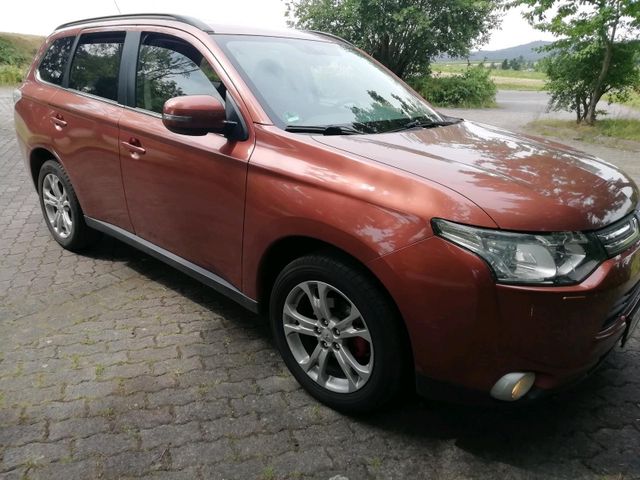 Mitsubishi MITSUBISHI OUTLANDER 4 WD+VOLLAUSTATTUNG