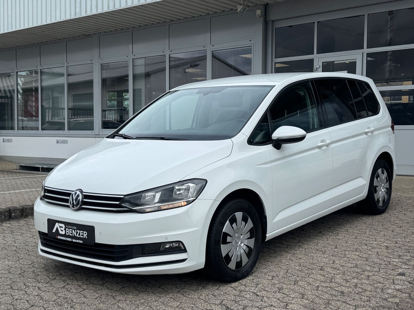 Fahrzeugabbildung Volkswagen Touran Comfortline/DSG/5-Sitzer/PDC