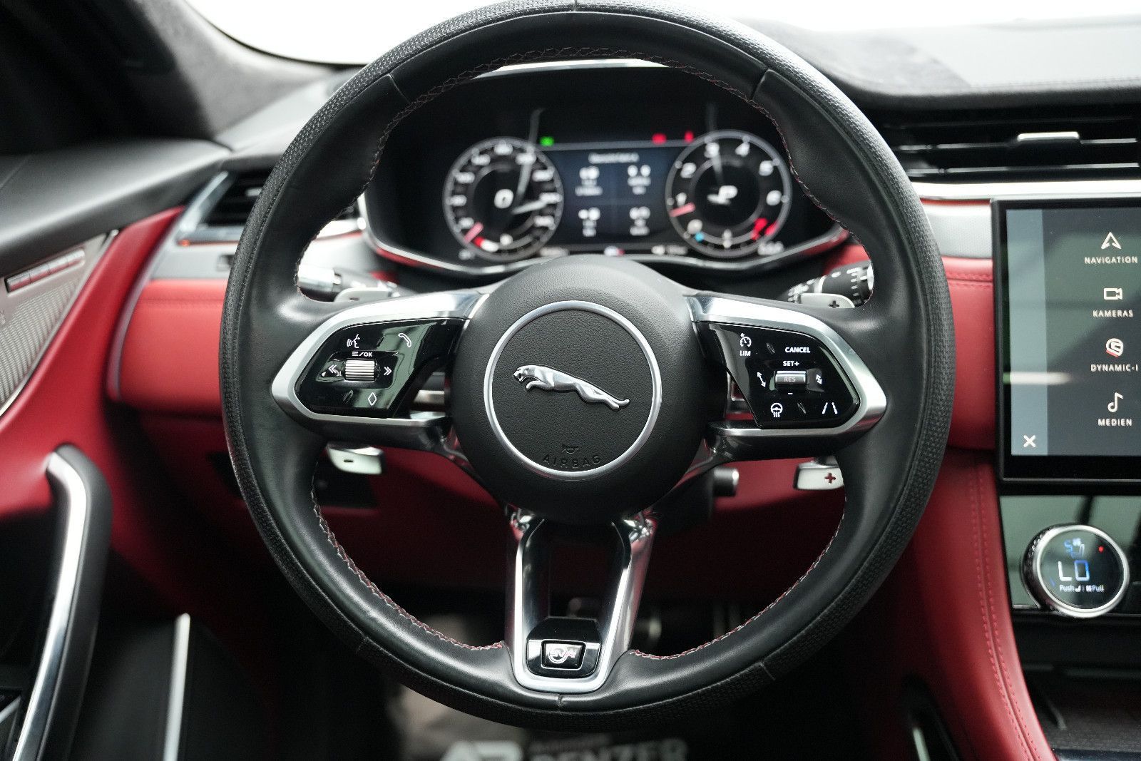 Fahrzeugabbildung Jaguar F-Pace F-PACE SVR /PANO/MERIDIAN/HUD/360°KAM/MEM