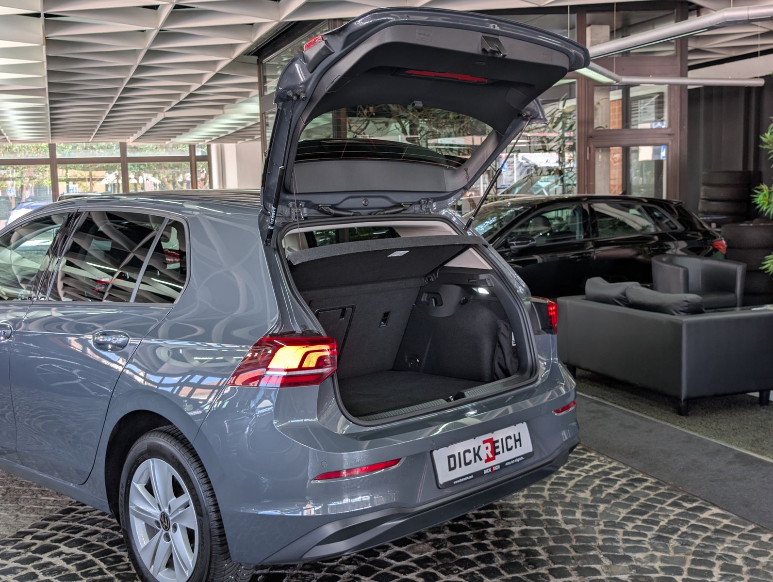 Fahrzeugabbildung Volkswagen Golf 1.5 TSI Life ACC LED SHZ VIRT AMBI APP BHL