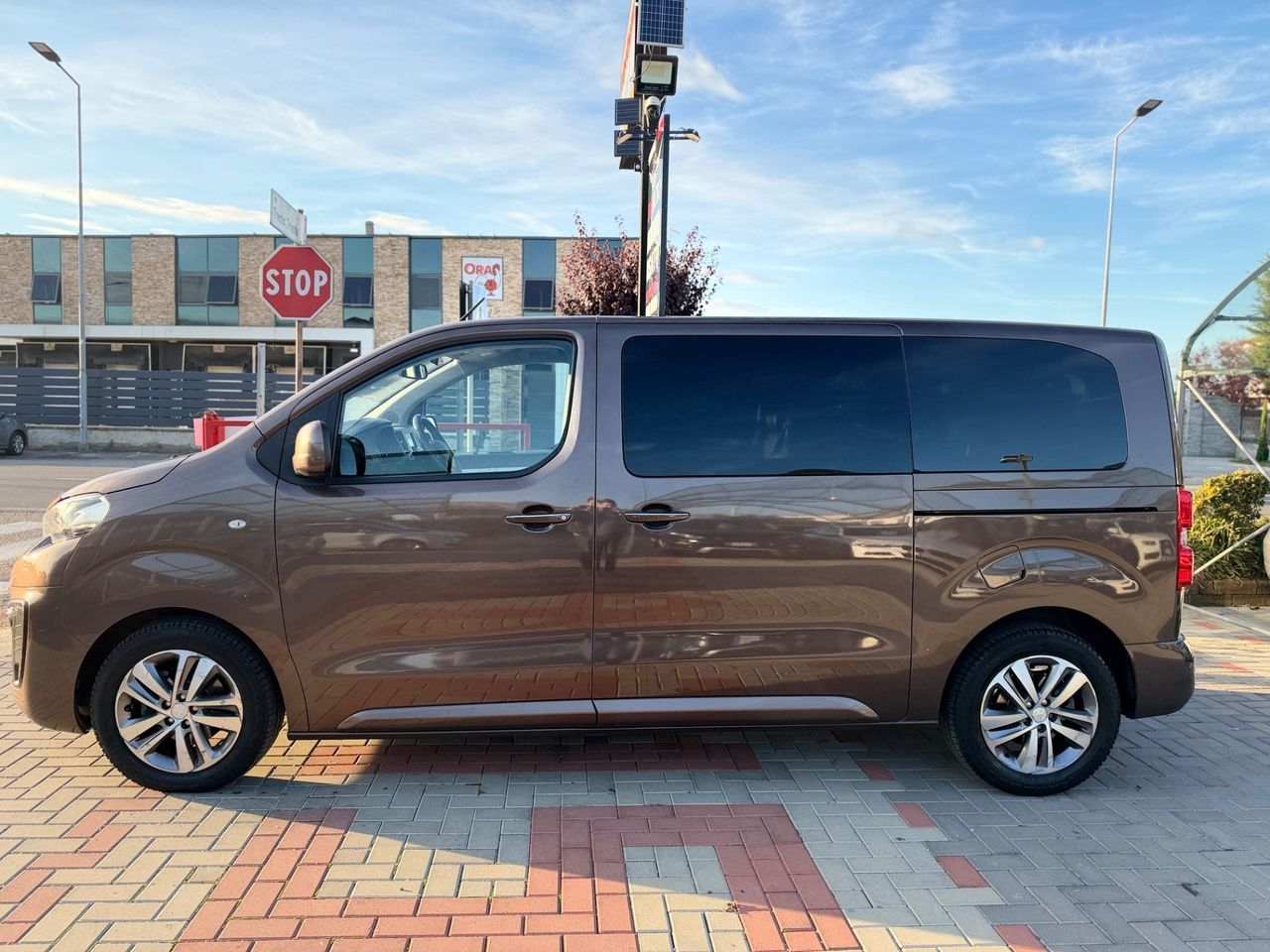 Peugeot Traveller BlueHDi 180 EAT8 Long Vip 8 PO imagem 3