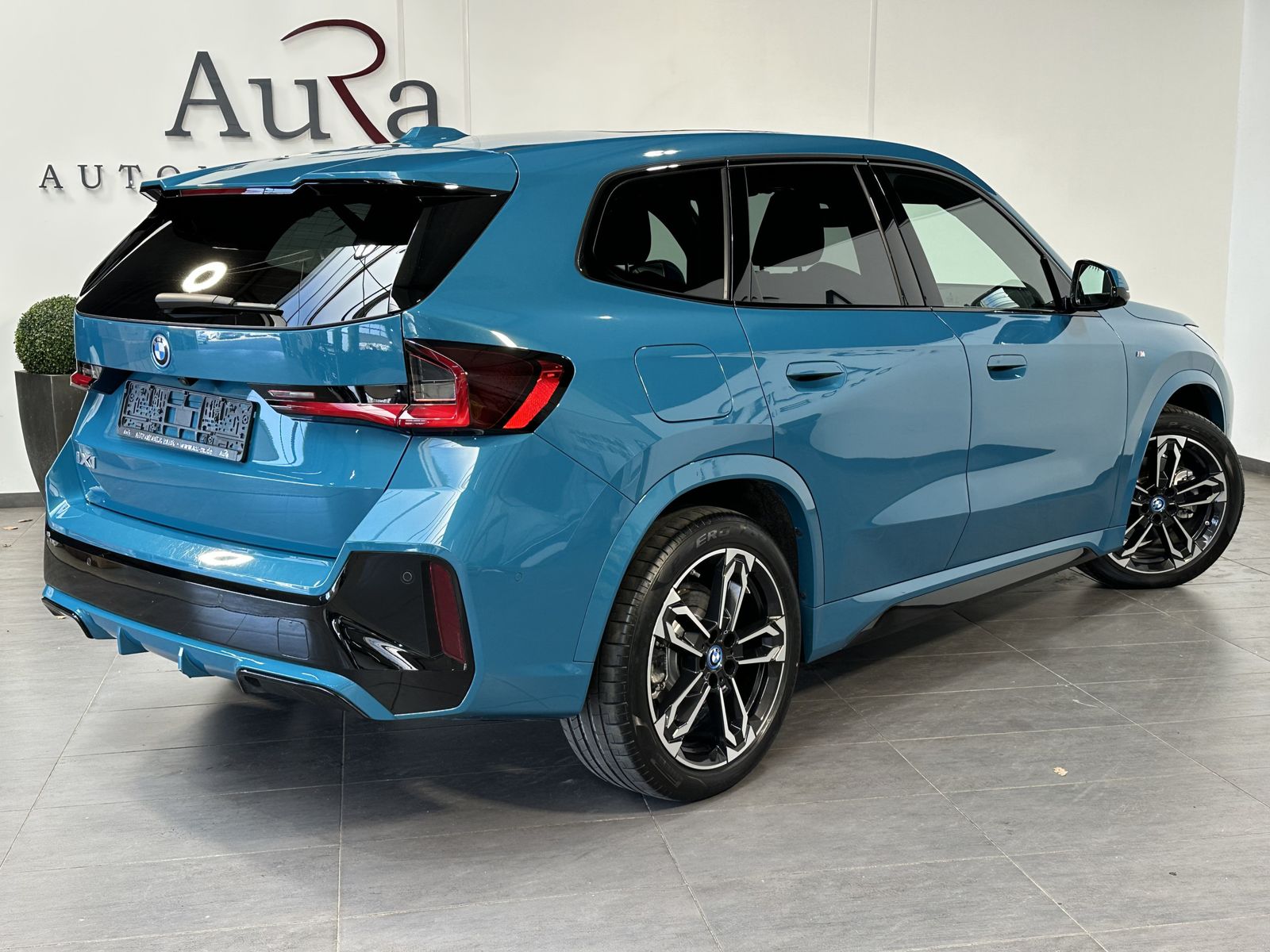 Fahrzeugabbildung BMW iX1 30 xDrive M-Sport NAV+LED+PANO+AHK+19ZO+360°