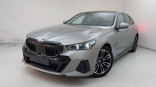 BMW 520 5 Limousine  d M Sport*PANORAMA* (Fahrzeug-Nummer 38509379415840)