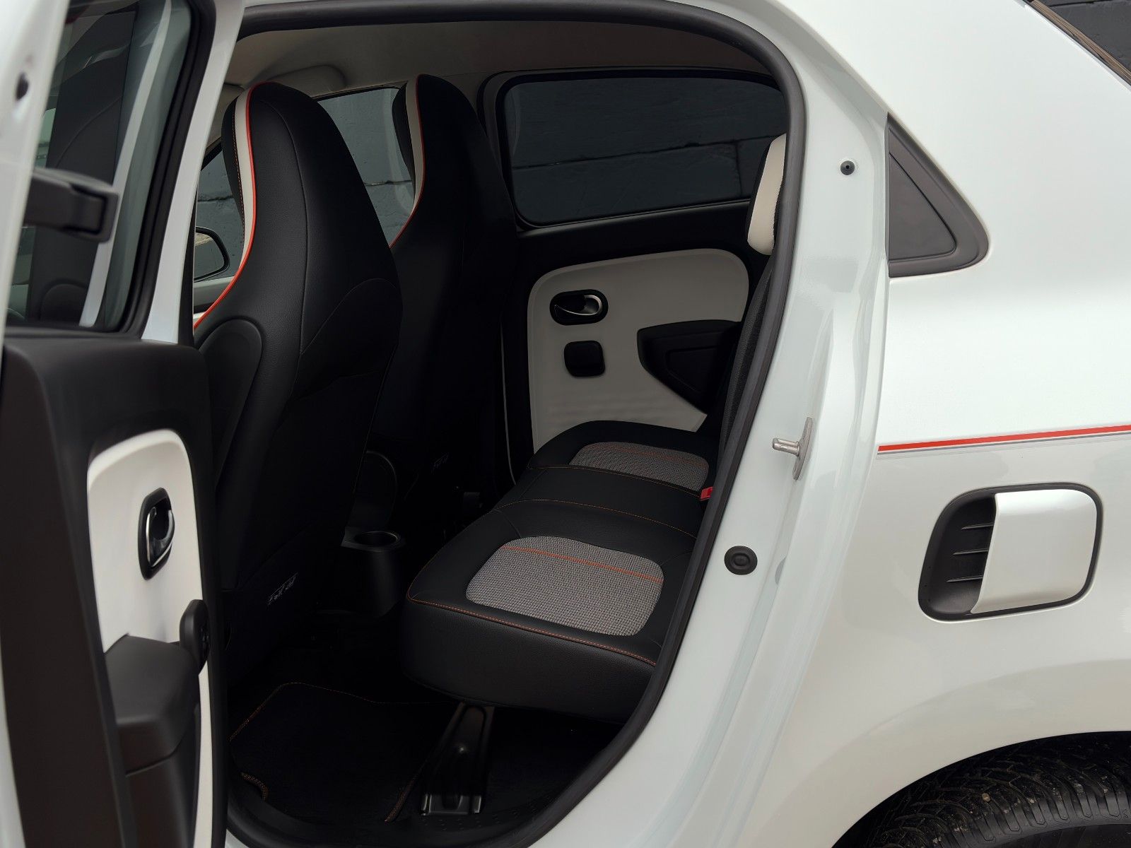 Fahrzeugabbildung Renault Twingo Vibes Electric Tempomat Carplay CAM SHZ