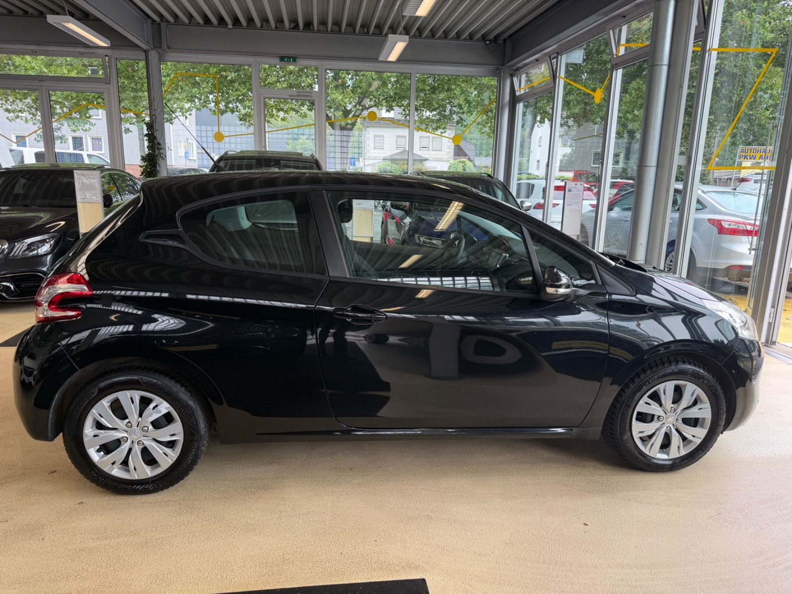 Fahrzeugabbildung Peugeot 208 Active