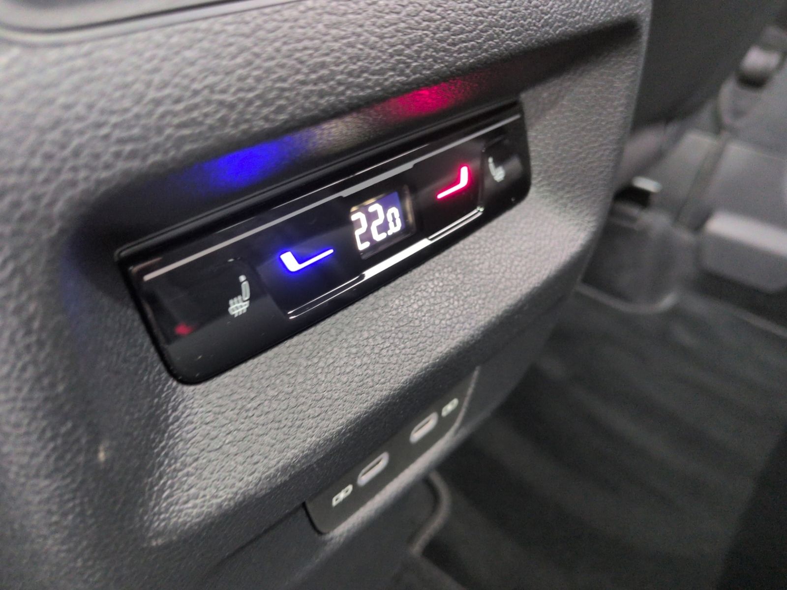 Tayron R-Line 2.0 TDI 4MO DSG AHK+STHZ+BLACK+HuD