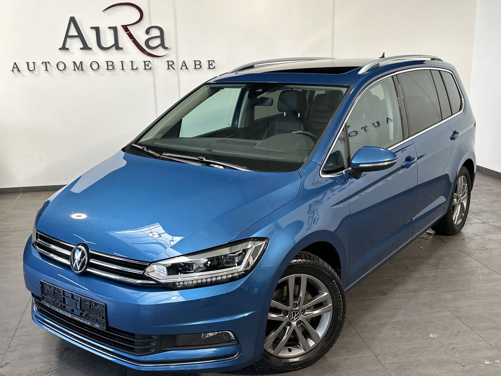 Fahrzeugabbildung Volkswagen Touran 1.5 TSI DSG 7-Sitzer HL NAV+LED+AHK+PANO