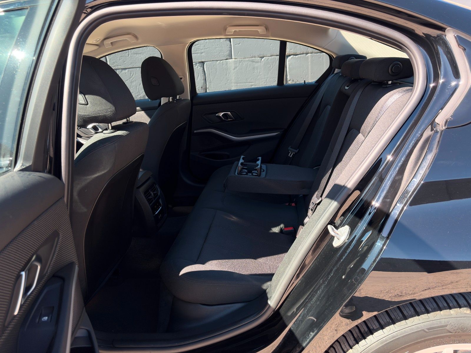 Fahrzeugabbildung BMW 318i Limo Autom. SHZ LED LKA TEMP CarPlay Navi