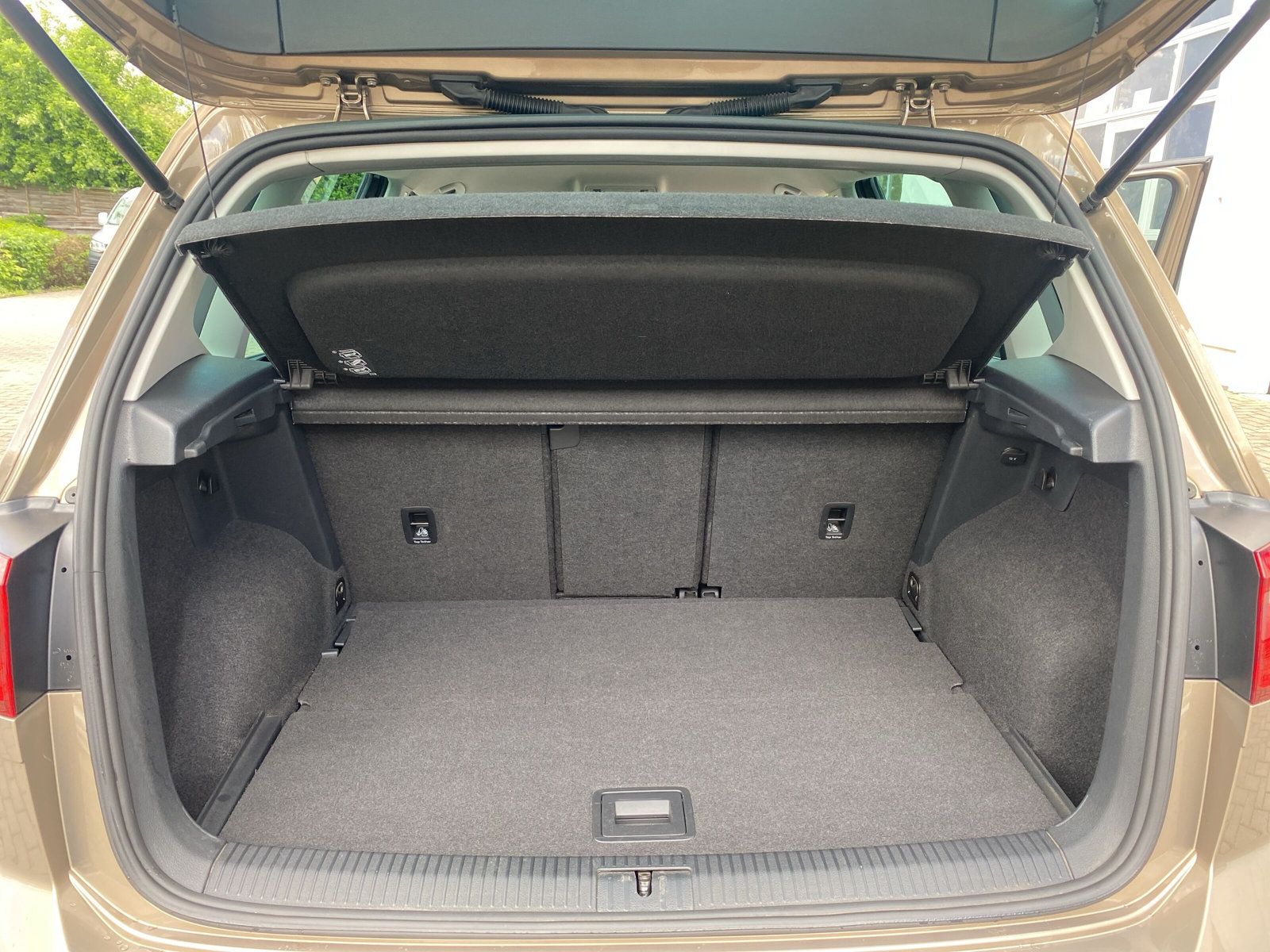 Fahrzeugabbildung Volkswagen Golf Sportsvan 1.2 TSI DSG Sound KAMERA APP BLIN