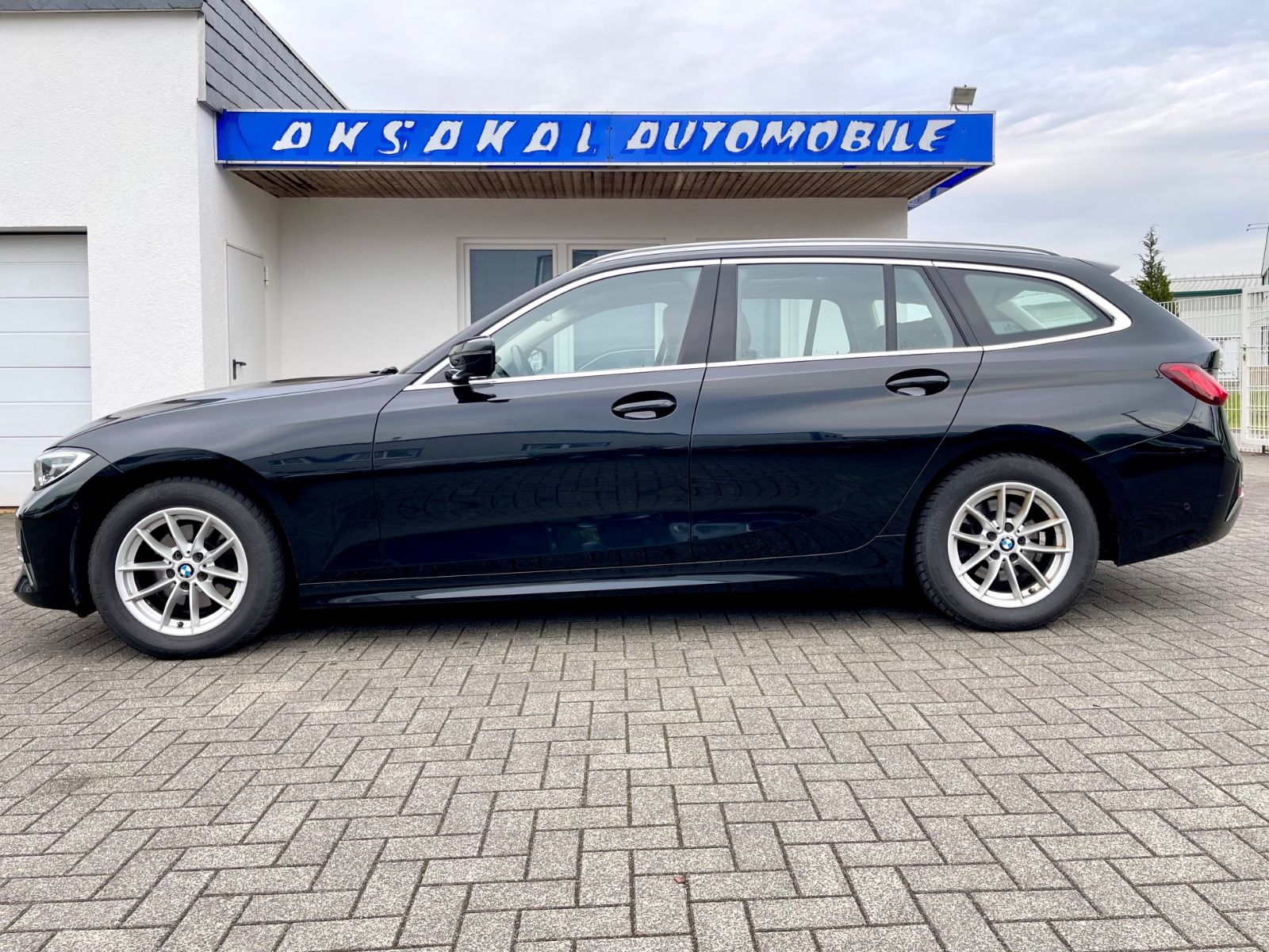 BMW 320d Touring Luxury Line,PANORAMA,LEDER,LED,AHK