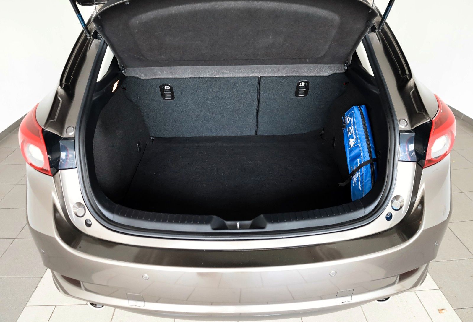 Fahrzeugabbildung Mazda 3 Sports-Line Navi,LED,Kamera,SH,BOSE,HUD,SR+WR