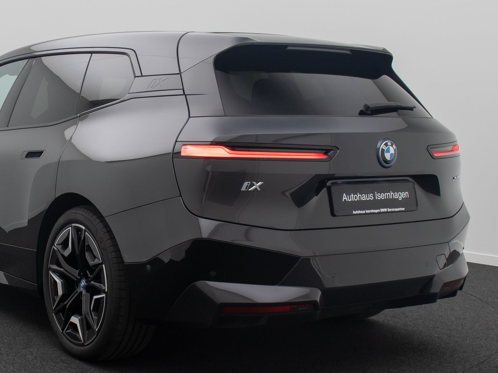 Fahrzeugabbildung BMW iX xD40 Sportpaket DAB SkyLounge 360° AHK 22Zoll