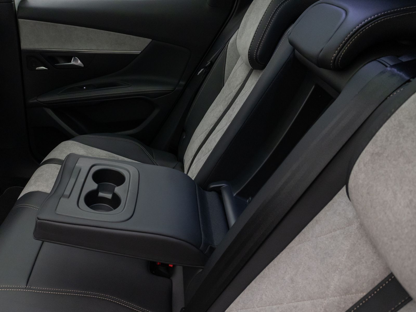 Fahrzeugabbildung Peugeot 3008 Hybrid4 300 GT Panorama 360° Massage AHK