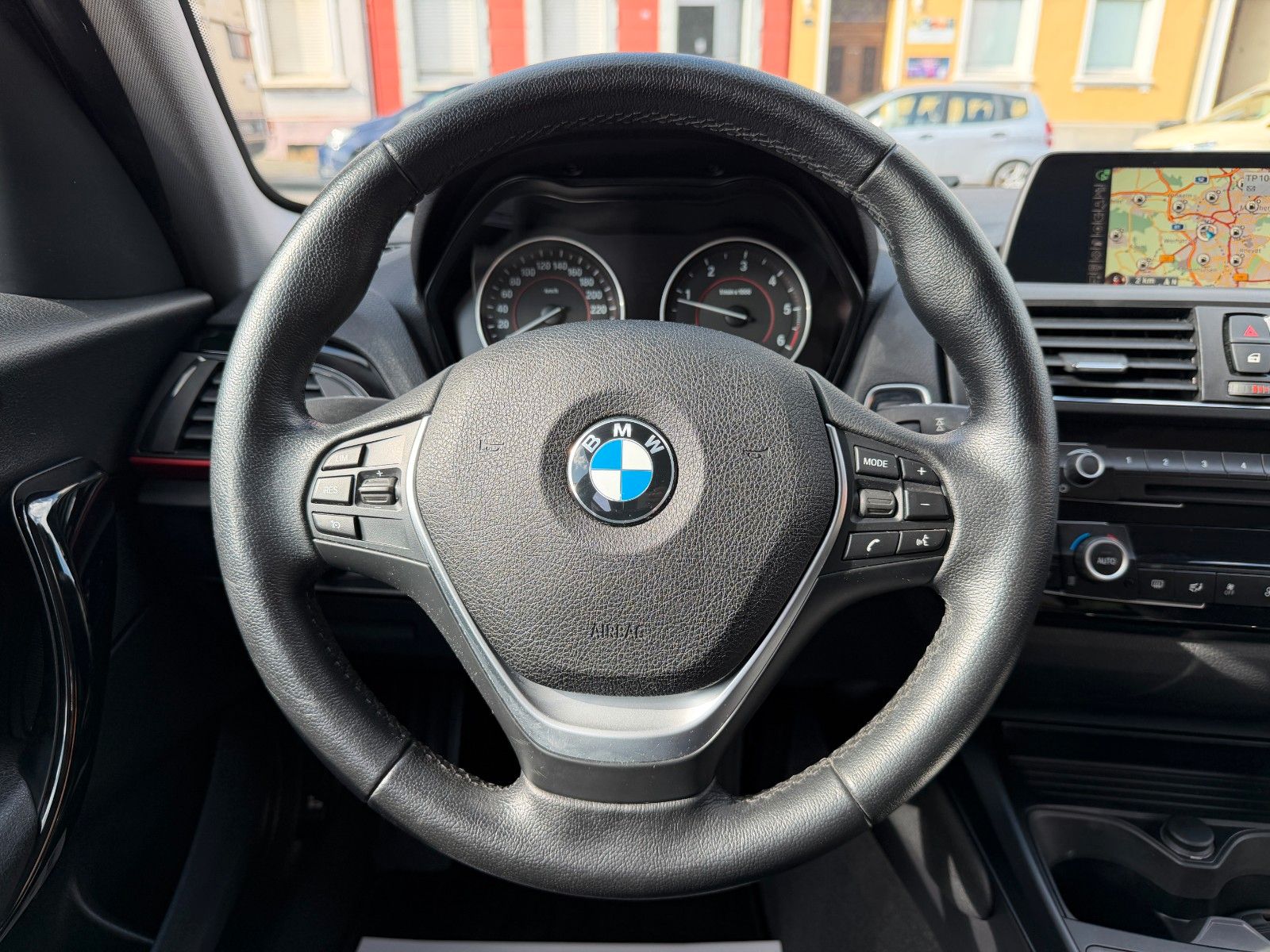 Fahrzeugabbildung BMW 118 d Sport Line AUTOMATIK NAVI BMW SCHECKHEFT