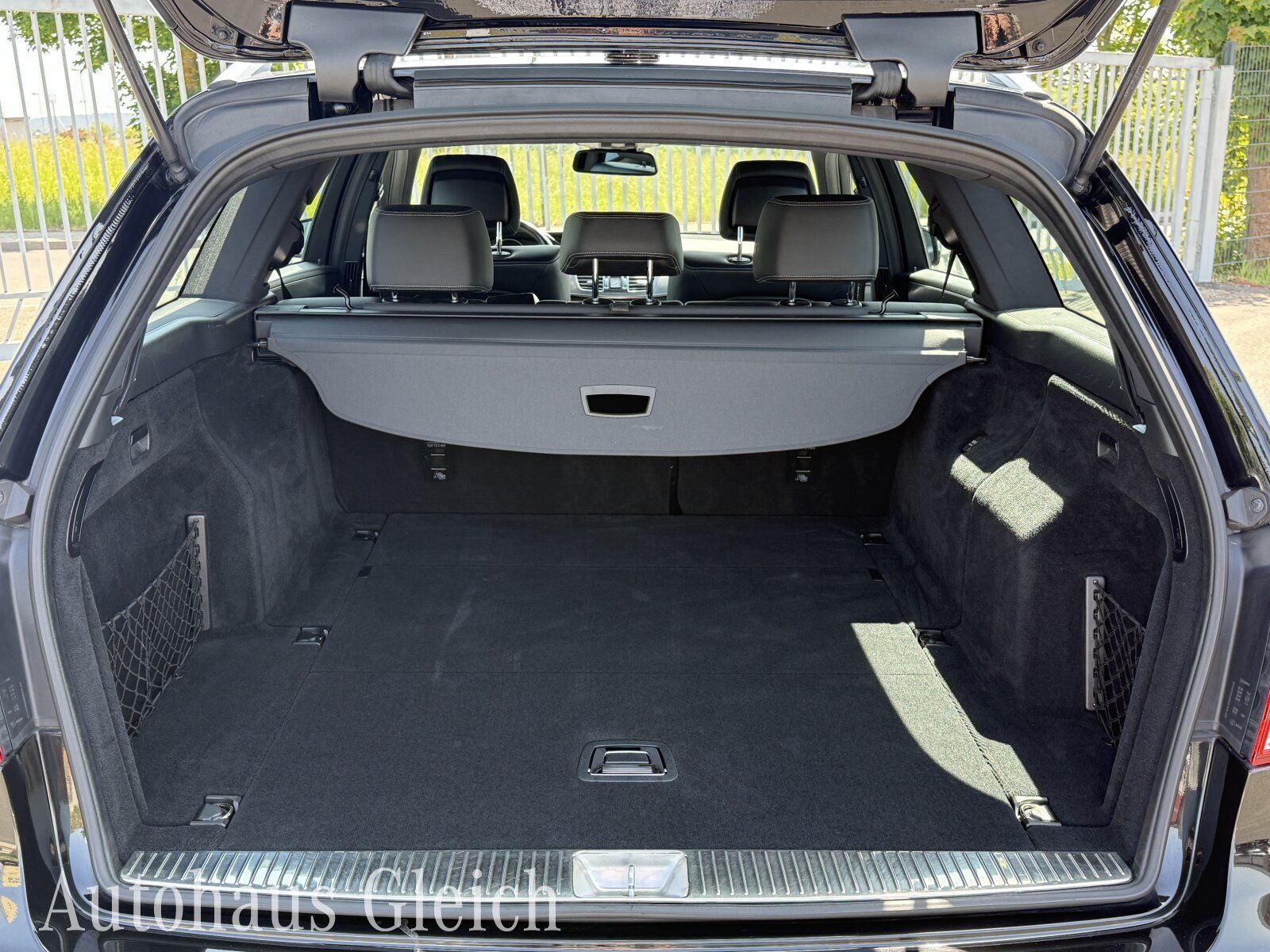 Fahrzeugabbildung Mercedes-Benz E 200 T Avantgarde Comand/AHK/RückfahrkamaraFIS