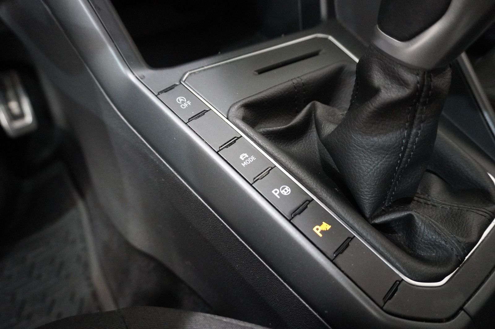 Fahrzeugabbildung Volkswagen Taigo 1.0 TSI R-LINE NAVI/LED/KAMERA/SPORT/DAB+