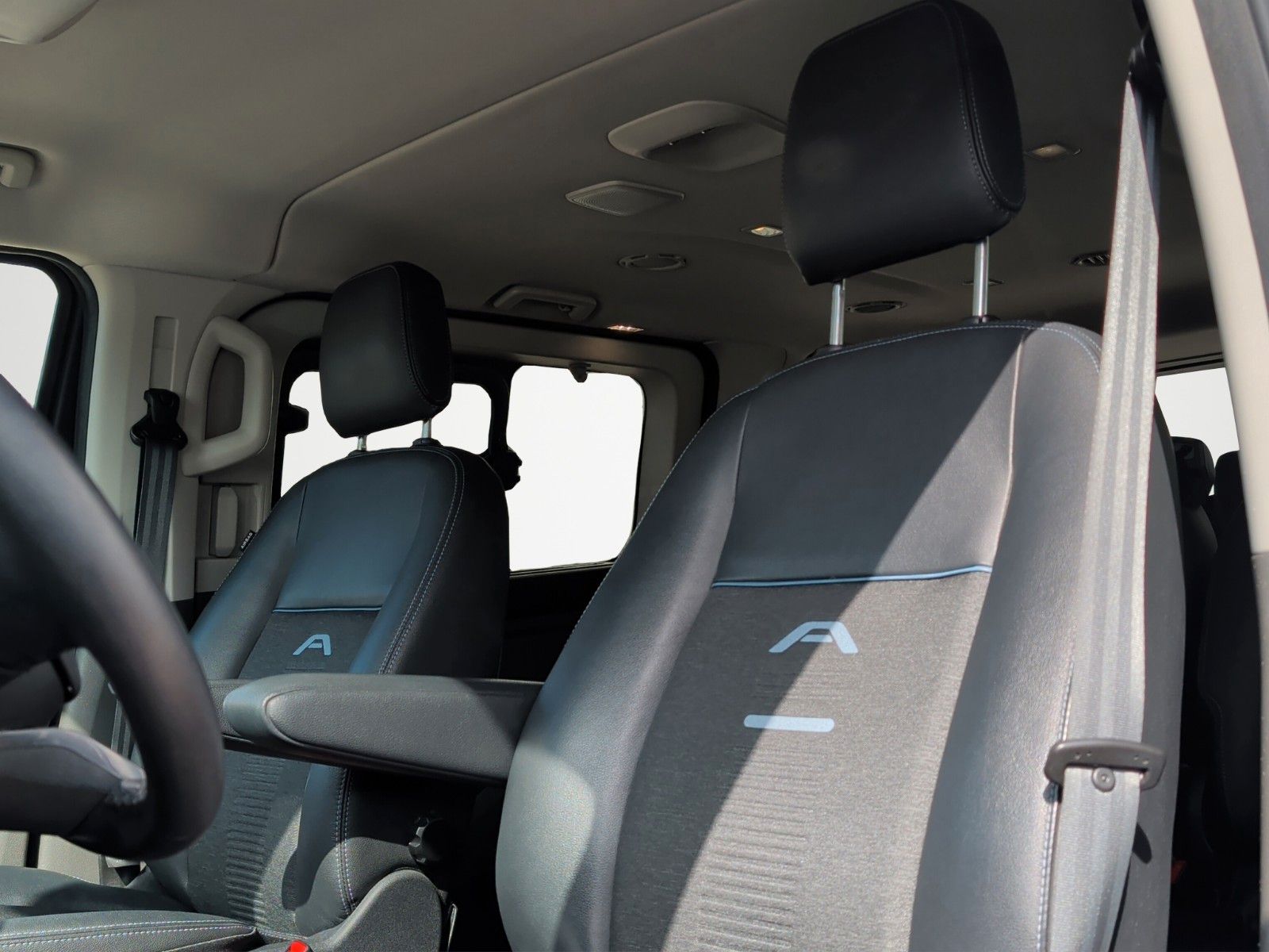 Fahrzeugabbildung Ford TOURNEO CUSTOM 320 L1 ACTIVE STHZ AHK KAM ASSIST