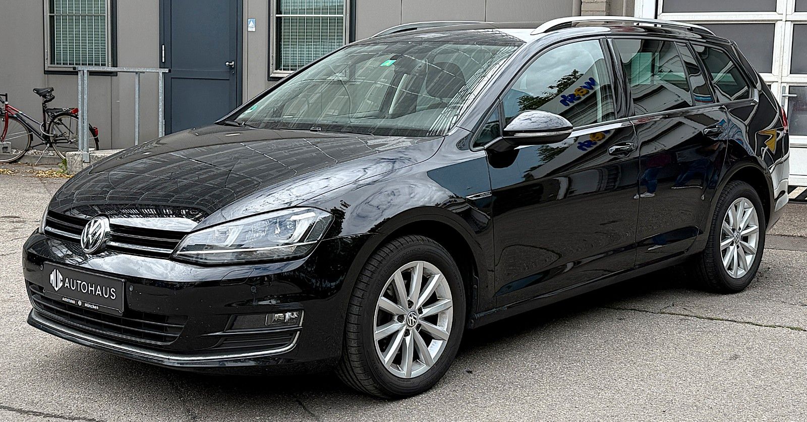 Volkswagen Golf - 1