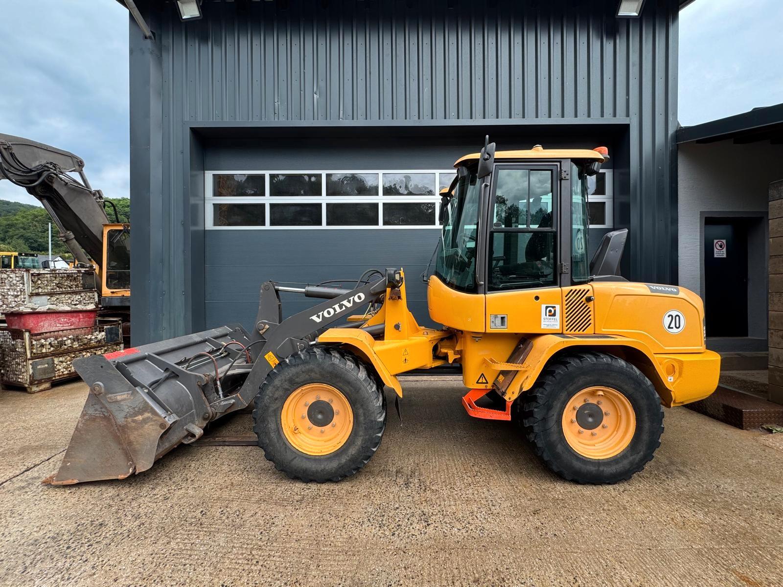 Volvo L 30 G *SW + Schaufel + Gabel* 35