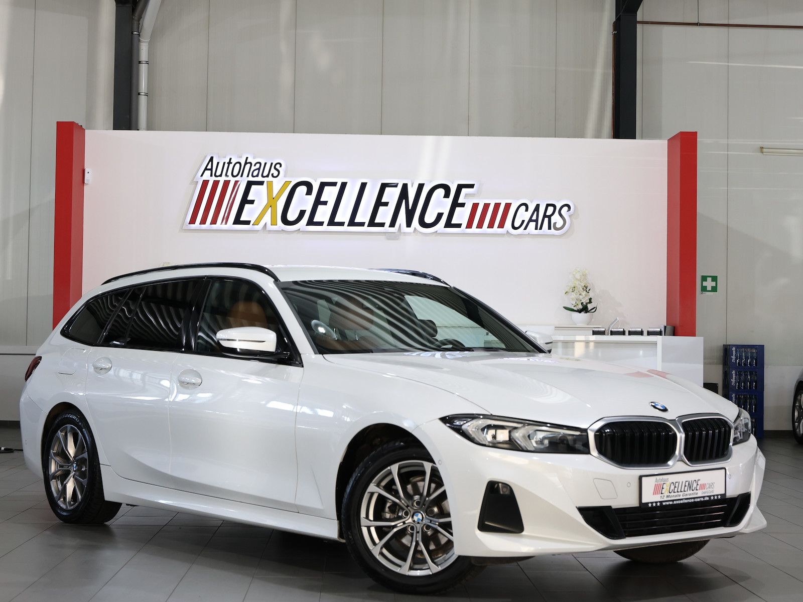 BMW 318d Touring SPORT WHITE &amp; BROWN / CURCED, LED