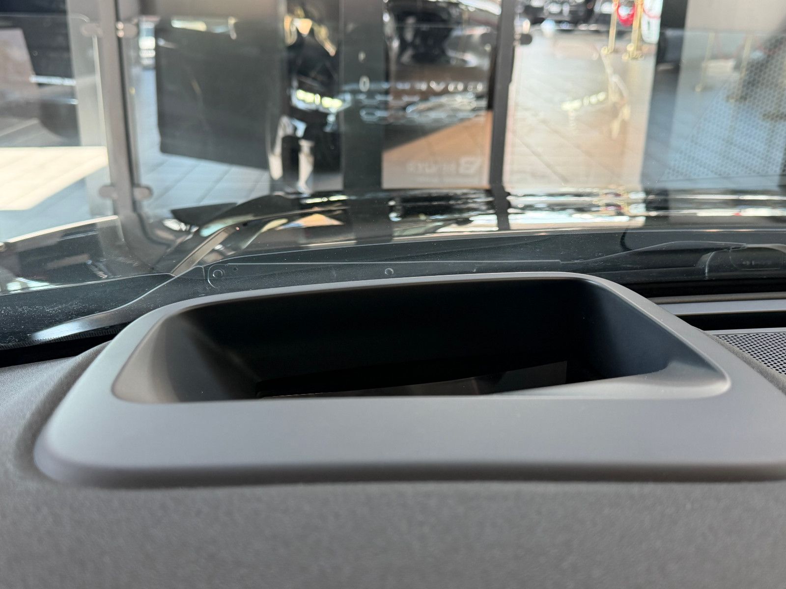 Fahrzeugabbildung Land Rover Discovery Sport S /PANORAMA/HUD/KAMERA/ACC