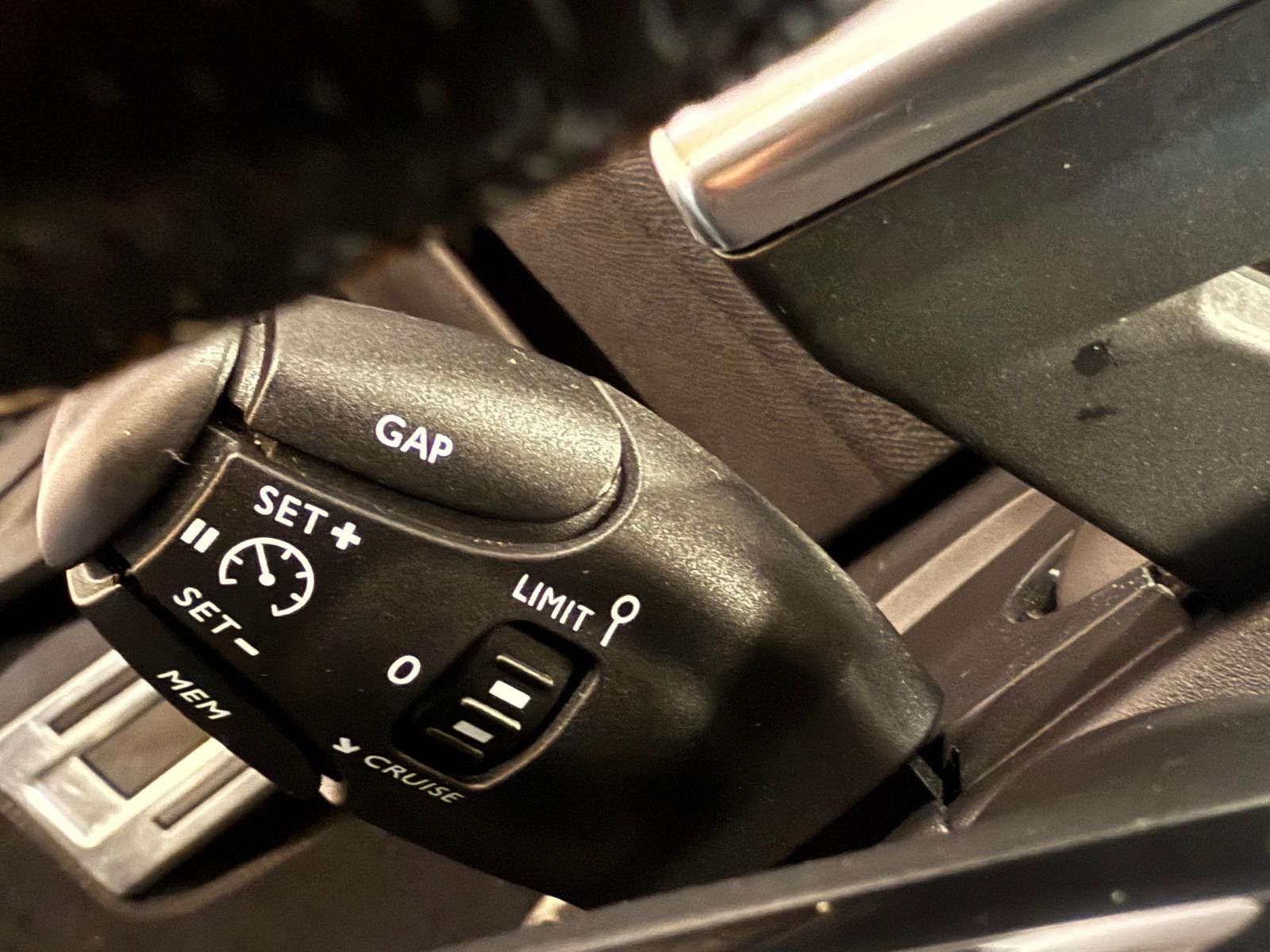 Fahrzeugabbildung Peugeot 3008 Allure  GT /SCHECKHEFT/ LED/AHK/ PANORAMA