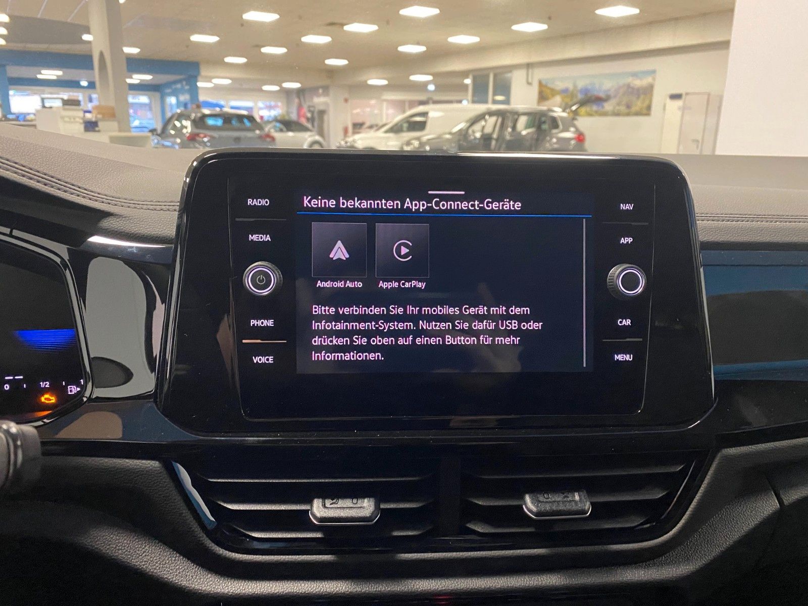 Fahrzeugabbildung Volkswagen T-Roc 1.5 TSI DSG R-Line+ACC+AHK+19"+KAMERA+LED+