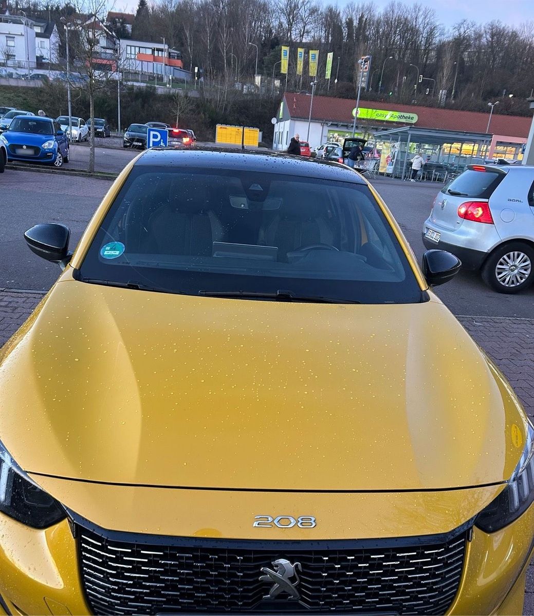 PEUGEOT e-208