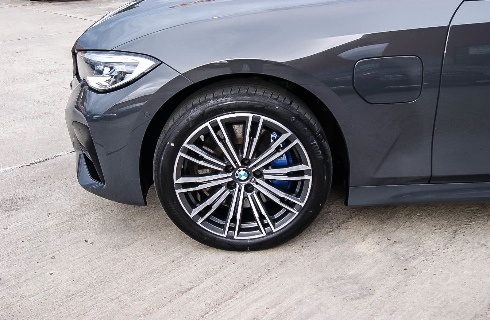 Fahrzeugabbildung BMW 330 e Touring xDrive Aut. M-SPORT H&K ANHZV LIVE