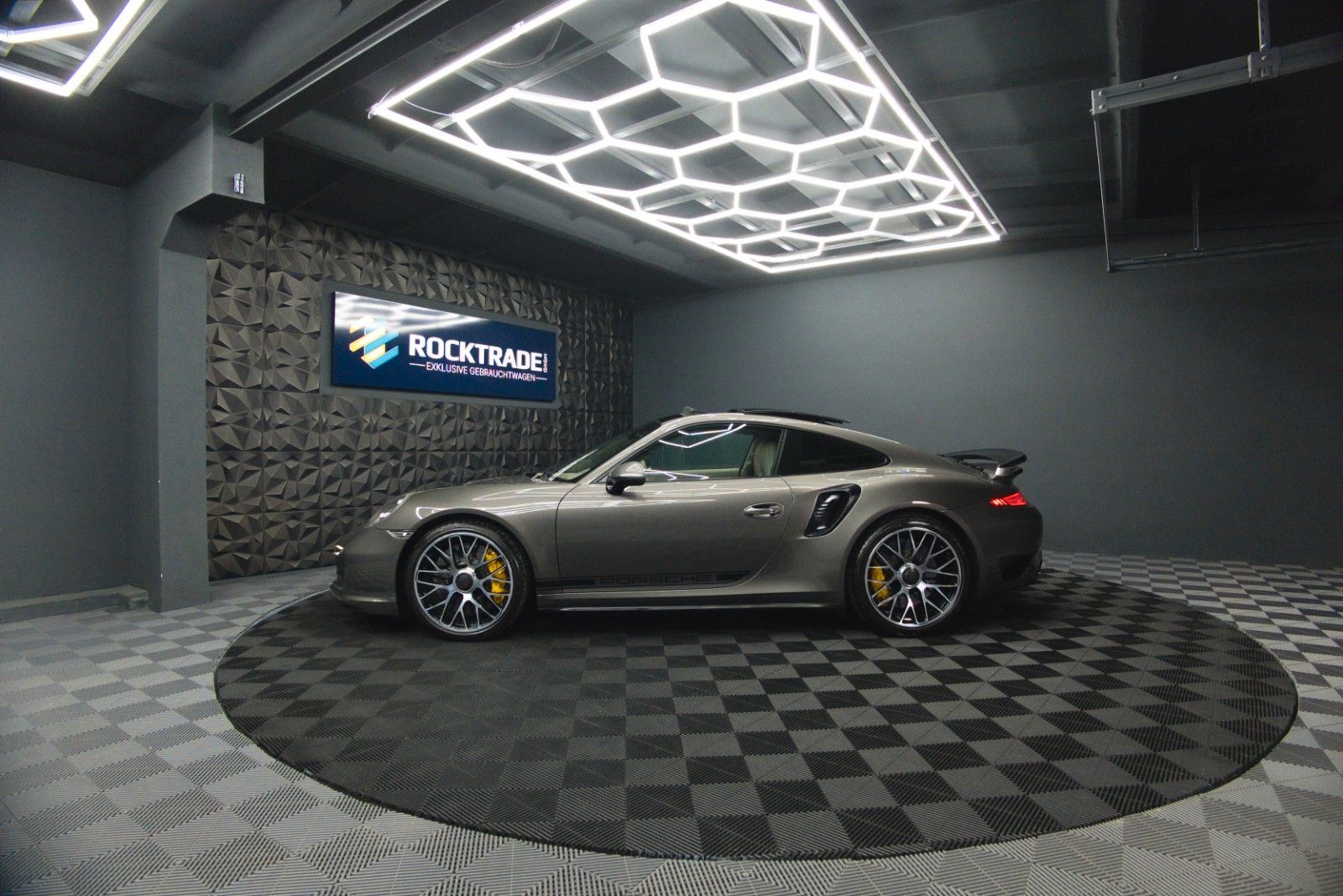 Fahrzeugabbildung Porsche 991 911 Turbo S Coupe Chrono+ | Ceramic | Carbon