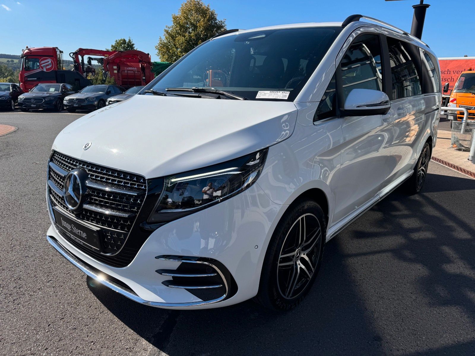 Fahrzeugabbildung Mercedes-Benz V 300 d 4MATIC EXCLUSIVE AMG Tische AHK2,5to