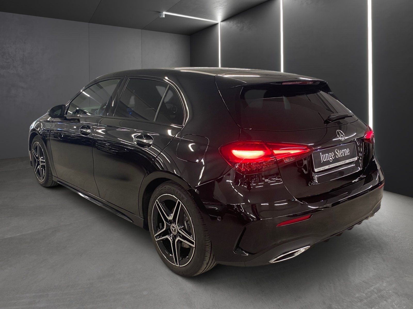 Fahrzeugabbildung Mercedes-Benz A 200 AMG Premium*Pano*Distro*Totwink*Multibeam*