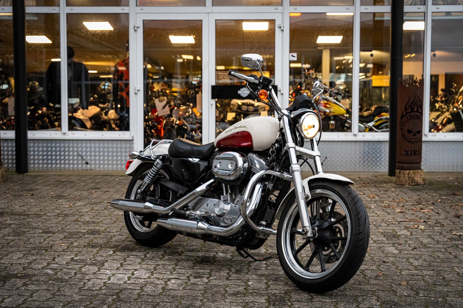 Fahrzeugabbildung Harley-Davidson XL883L SUPERLOW SPORTSTER - SEITLICHER -