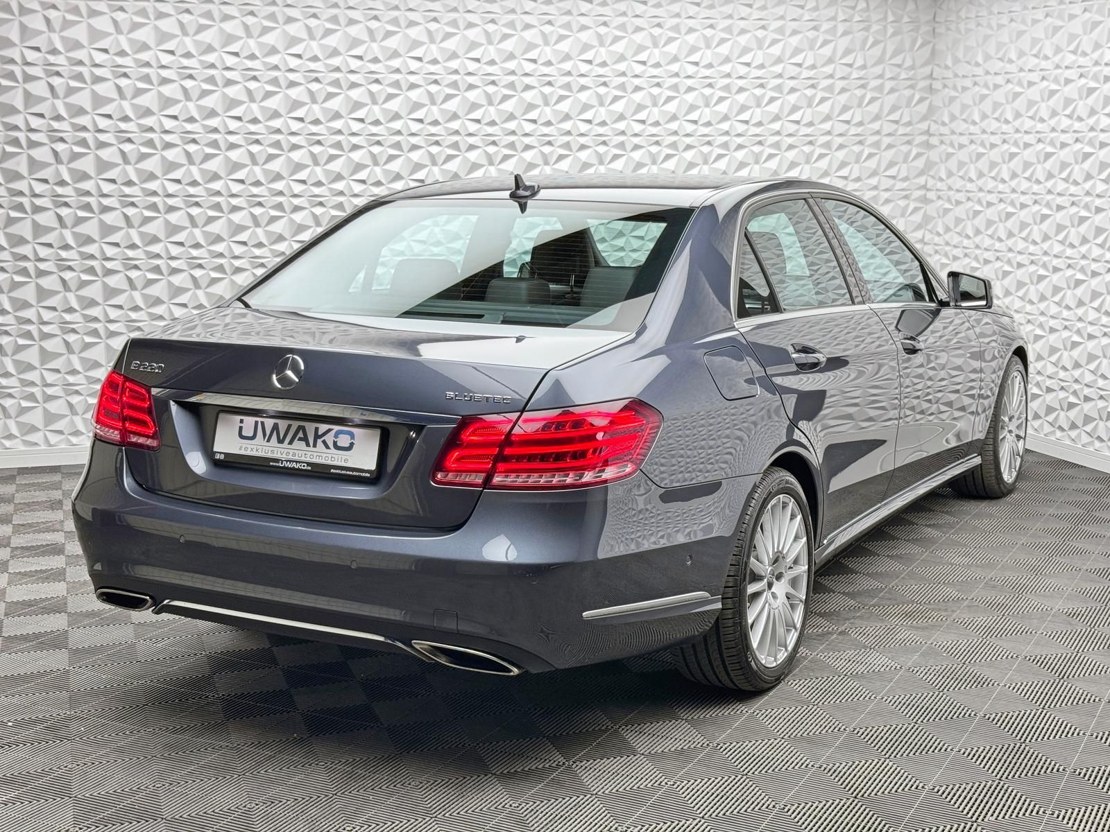 Fahrzeugabbildung Mercedes-Benz E 220d AVANTGARDE/AHK/ILS+/OZ-RACING/PDC/NAV/LED