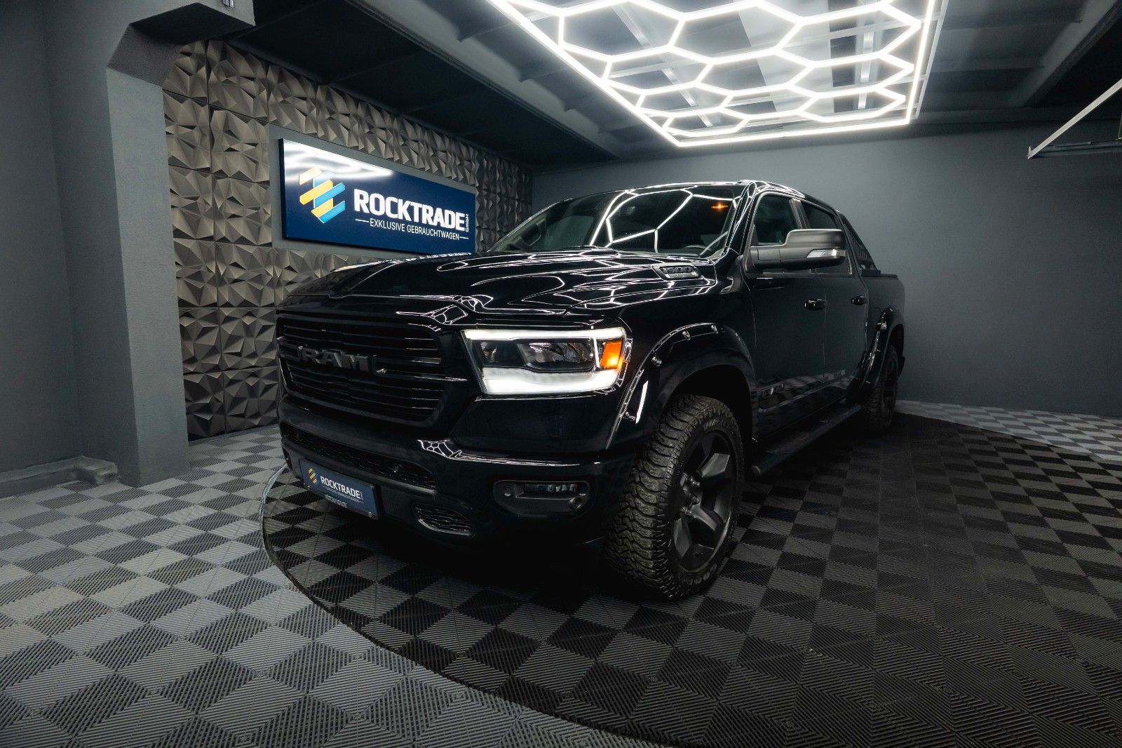 Fahrzeugabbildung Dodge RAM 5.7 V8 HEMI 4x4 Offroad Night-Paket LED 19%