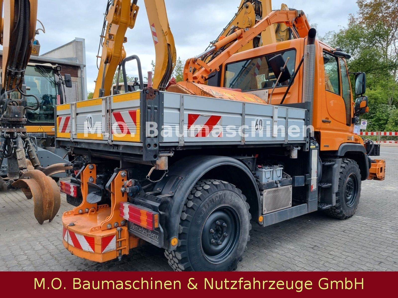 Fahrzeugabbildung Unimog U 300 Plus / Mulag  / Mähgerät / Schere / Bürste