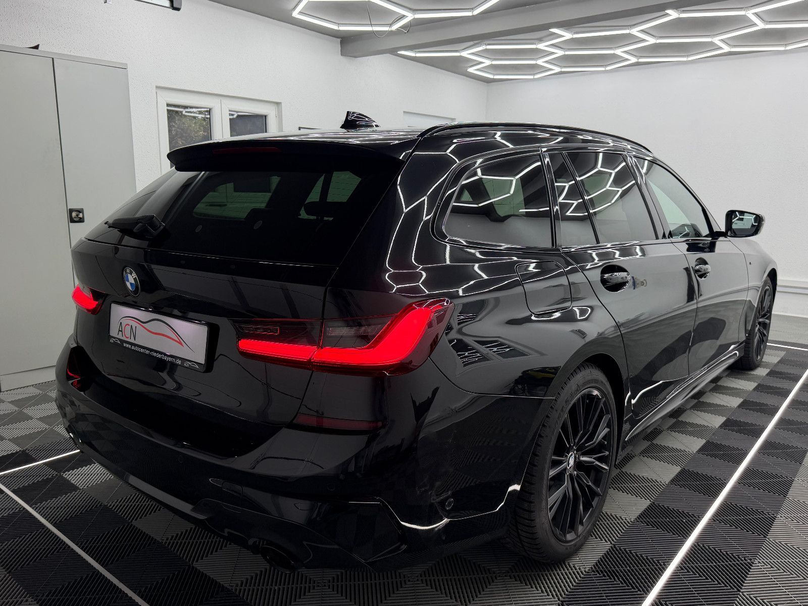 Fahrzeugabbildung BMW 320 d xDrive M-SPORT/LASER/DRIVING ASS+/PANO/HUD