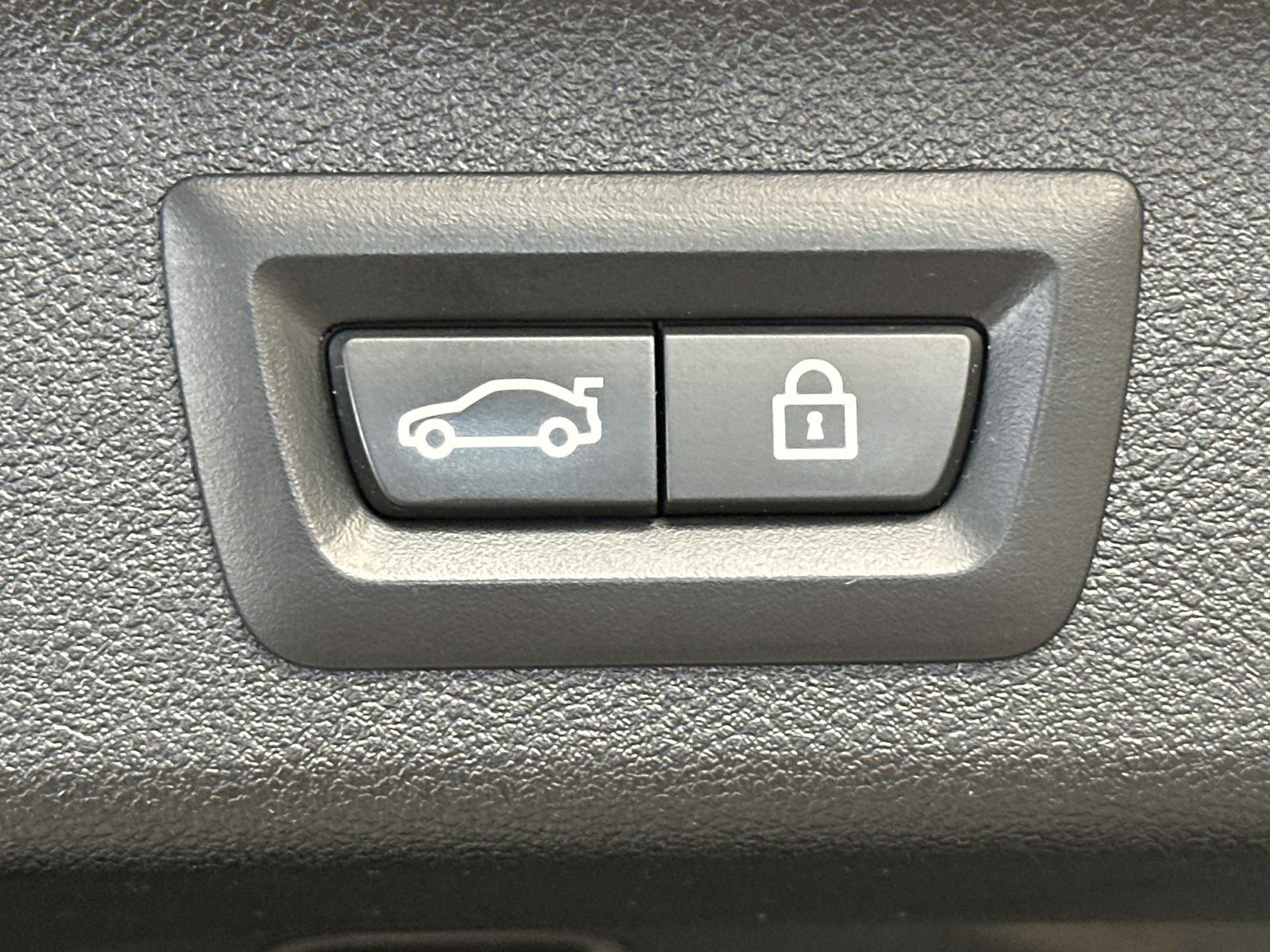 Fahrzeugabbildung BMW 530e Touring xDrive M-Sport NAV+LED+AHK+ACC+H&K