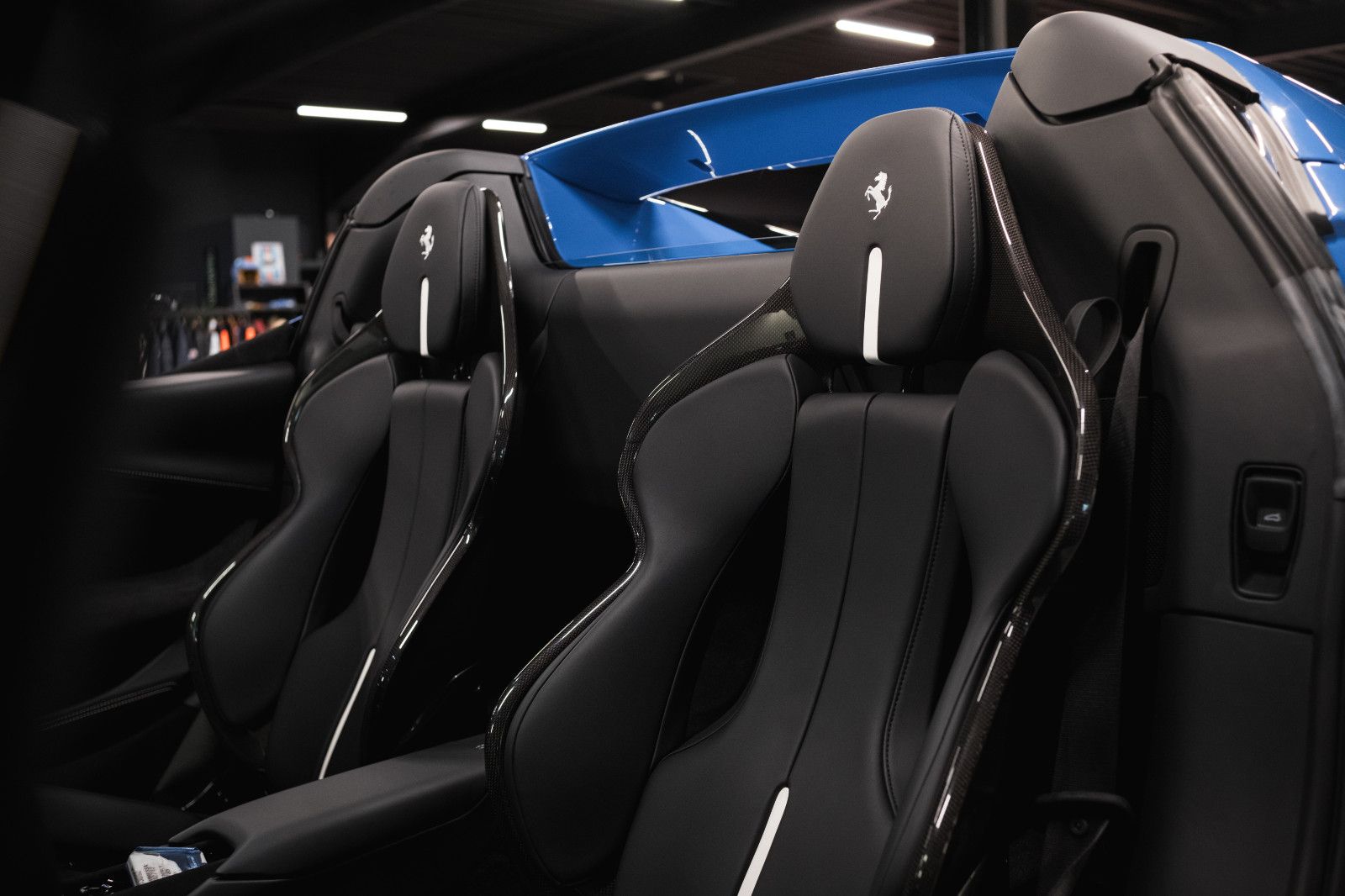 Fahrzeugabbildung Ferrari 296 GTS Sonderfarbe-Lift-Carbonsitz-Hifi-System