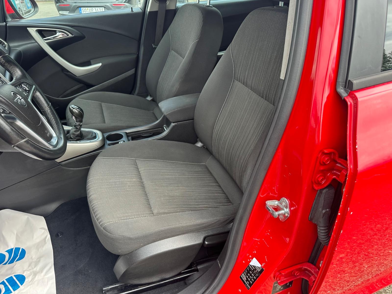 Opel Astra 2011 — photo 13