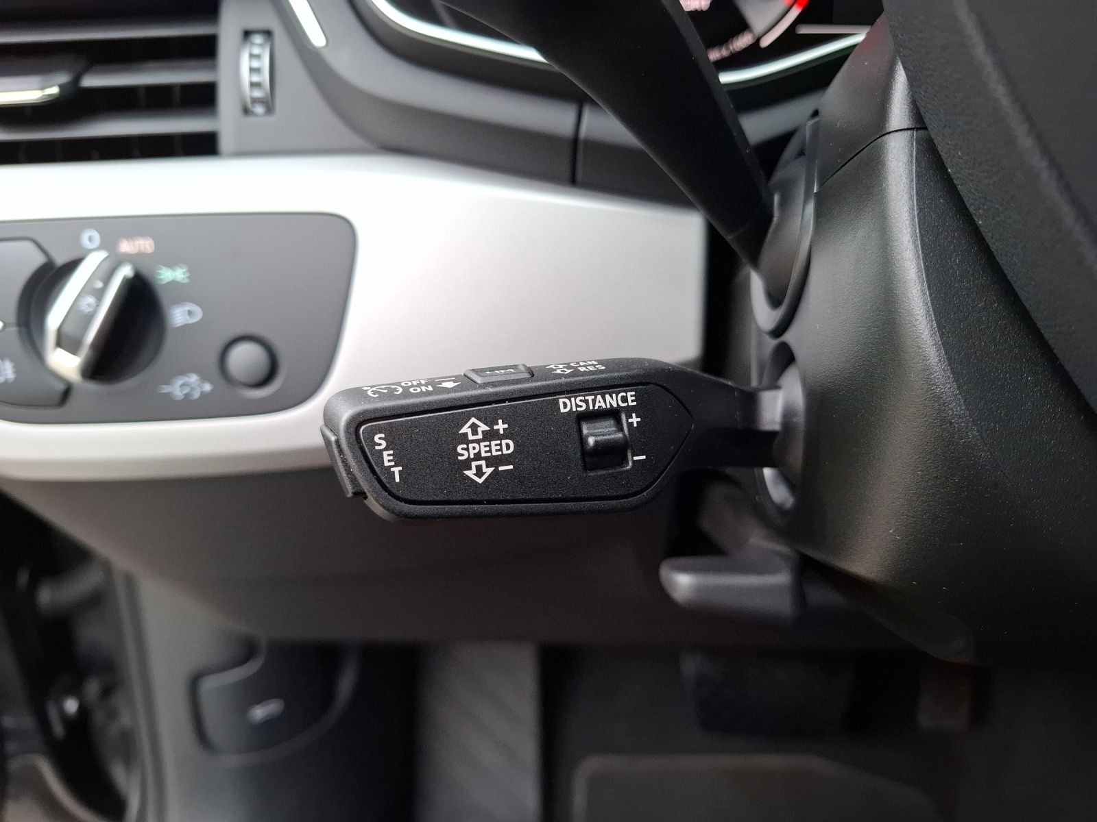 Fahrzeugabbildung Audi A4 Avant 40 TFSI S-tronic S-line LED AVC Navi