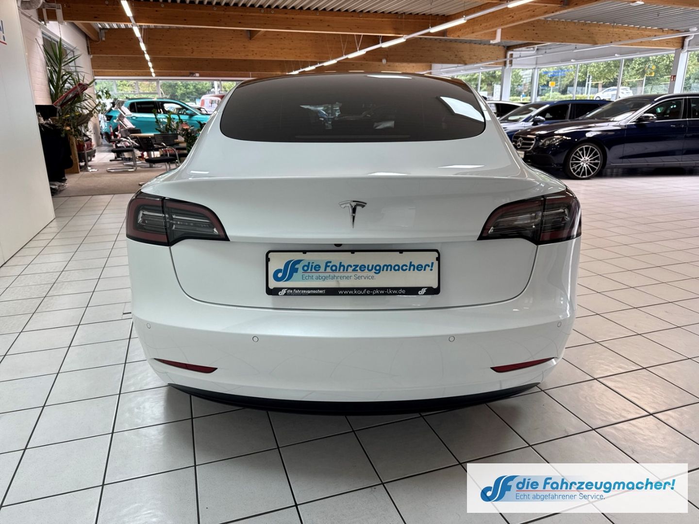 Fahrzeugabbildung Tesla Model 3 Basis RWD Soundsystem ACC El. Heckklappe
